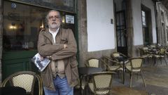 Pernas, en Santiago, posando con su ltima novela