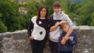 M�nica S�nchez, junto con sus dos hijos, Samuel y Leo