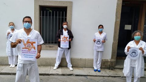 Protesta ante el centro de salud del Casco Vello