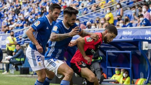 David Costas y Lucas Ahijado pugnan con Samuel Shashoua por un esf�rico