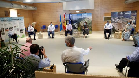 Los reyes, Felipe y Lerizia, junto al presidente del Principado, Adrián Barbón, entre otros, durante su visita al Centro de Tratamiento de Residuos de Cogersa, en Gijón
