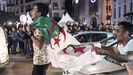 Los argelinos salieron a las calles de la capital a celebrar la decisión del presidente Buteflika