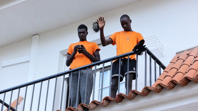 Primeras imágenes de los inmigrantes que llegaron a Sanxenxo a primera hora de la mañana