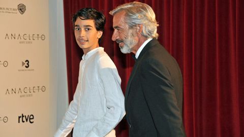 Imanol Arias y su hijo Daniel, en el 2015 en el estreno de la película «Anacleto, agente secreto»