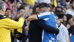 Lucas Pérez se abraza a Imanol Idiakez tras su sustitución