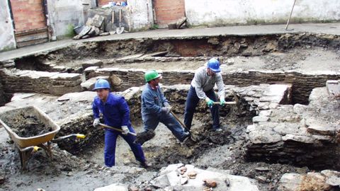 Excavacion arqueologica en el solar del Vicerreitorado de Lugo en el año 2000