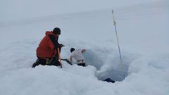 Cata de nieve. Los investigadores Arwyn Edwards y Joseph Cook cavan un agujero en la Isla de Livingston (Antrtida), donde est la base espaola Juan Carlos I. Esta tarea, conocida como cata de nieve, consiste en extraer un testigo de hielo profundo para estudiar el clima antiguo.