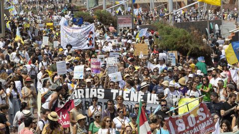 Manifestantes protestan contra el turismo en masa, este sbado, en Las Palmas de Gran Canaria.