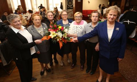 Magdalena Bringas (tercera por la derecha) con las mujeres homenajeadas. 