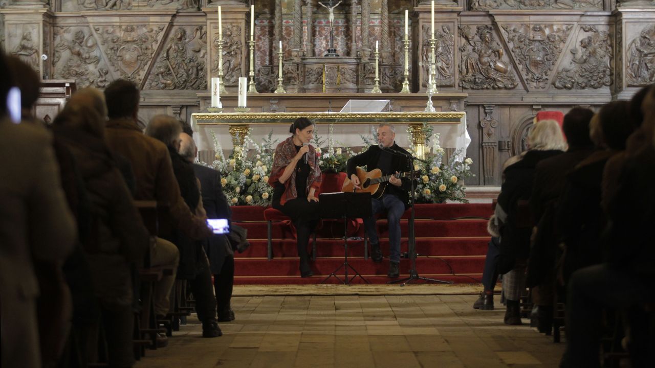 Rosa Cedrón y Emilio Rúa cantaron en el acto de presentación de las obras realizadas en la iglesia del Colegio de la Compañía