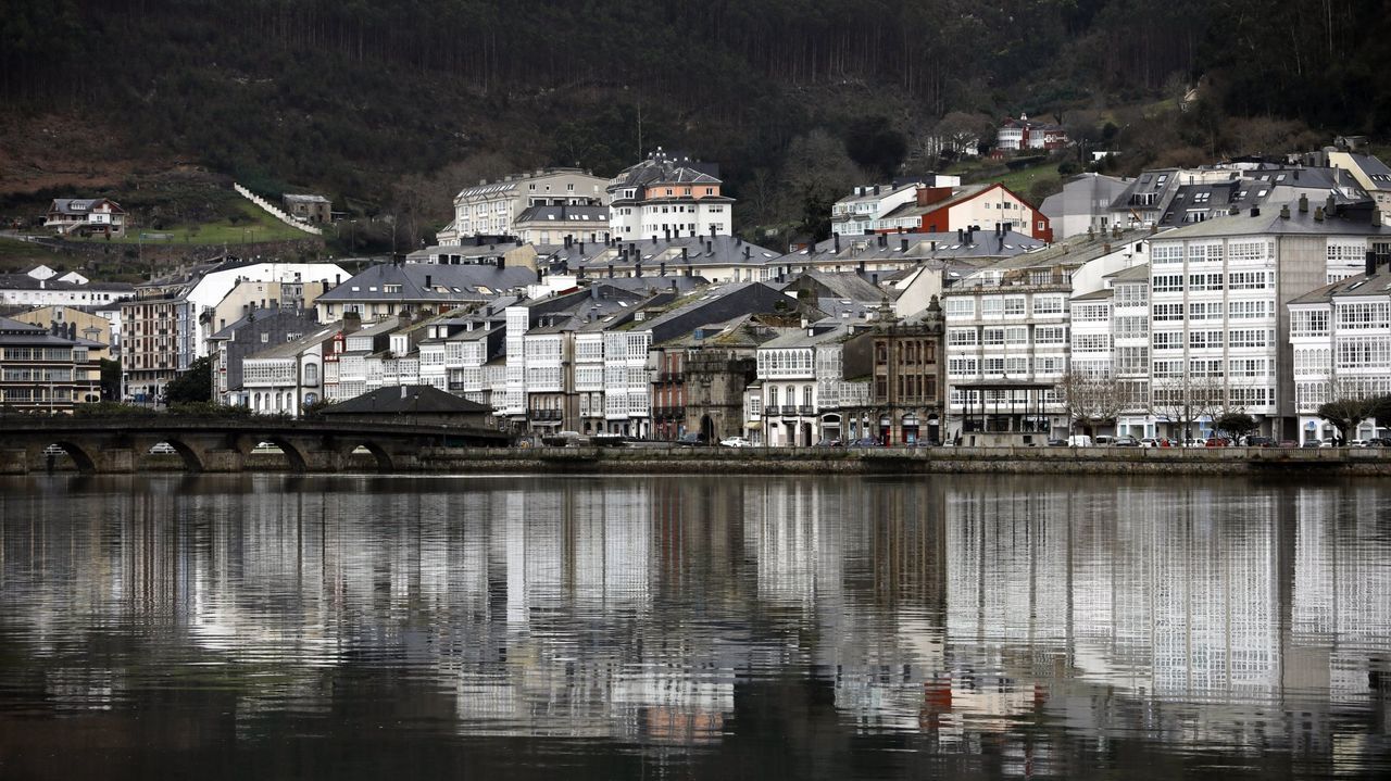Vista da fachada mar�tima de Viveiro, fronte � r�a.