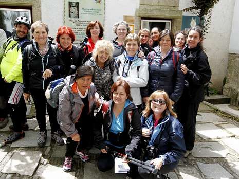 Diez peregrinas de Barcelona, ayer en Santiago.