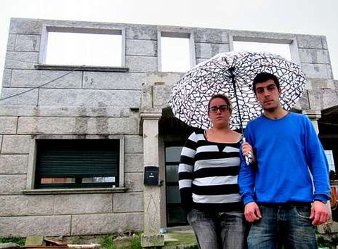 La pareja pide ayuda al Ayuntamiento de O Porrio para poder cambiar de domicilio. 
