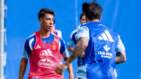 Dani Villahermosa ante David Costas, en el entrenamiento del Real Oviedo