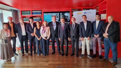 Luis Planas, ministro en funciones de Pesca, con otras autoridades y dirigentes del sector en la exposición «Un horizonte azul»,