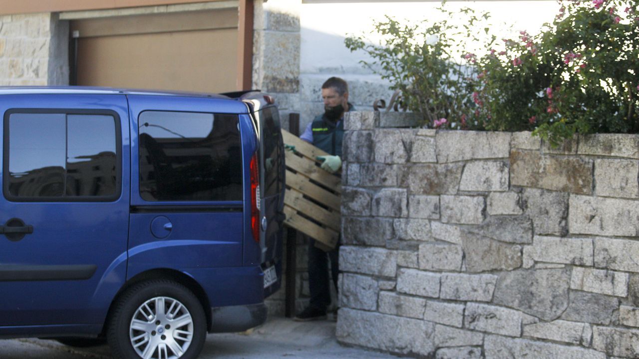 Un agente de la Guardia Civil recupera material que se encontraba depositado en la vivienda del exsacrist�n