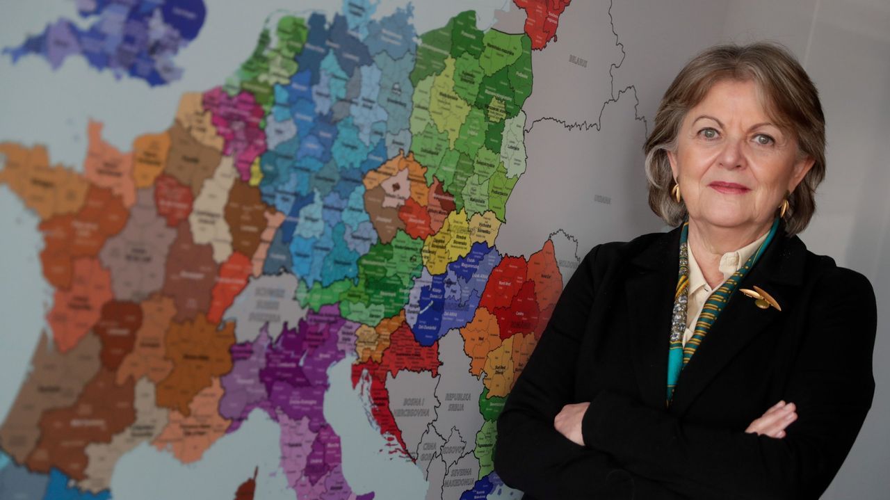 Terrazas llenas en el primer d�a de la primavera gallega.El agente ambiental Juan Carlos Sixto muestra al jefe provincial de Incendios de A Coru�a el lugar en el que se est� produciendo una quema controlada