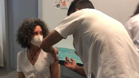 Una de las primeras profesoras que se ha vacunado del coronavirus en el rea sanitaria de Lugo