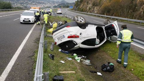 Accidente por salida de va sin vctimas en Ourense. 