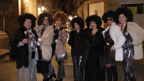 Pelucones y trajes discotequeros en la noche de comadres de Ourense.