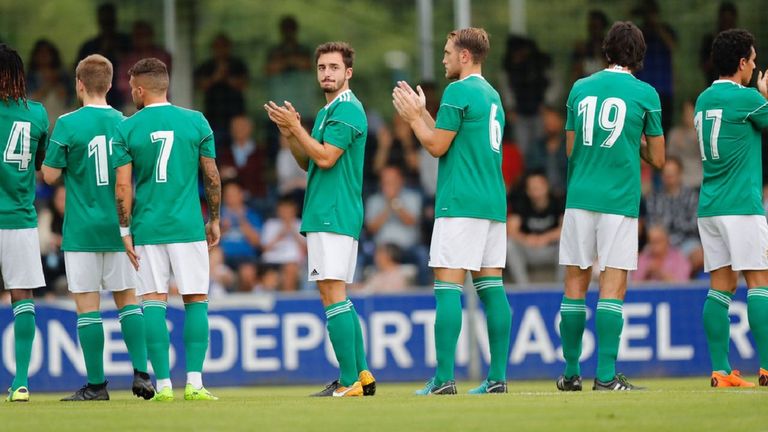 Los jugadores del Oviedo saludan a los espectadores de El Requexón