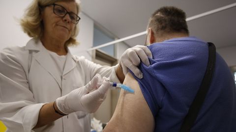 Herminia Ramil, enfermera del ambulatorio de Elvia, durante una campaa de vacunacin de la gripe previa al covid.