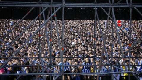 Casi 30.000 aficionados siguen al Deportivo desde la pantalla instalada en la explanada del Palacio de los Deportes
