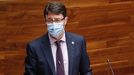 El consejero de Industria, Empleo y Promoción Económica, Enrique Fernández, en el pleno de la Junta General
