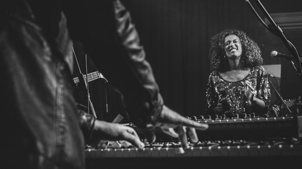 Los funcionarios de la provincia celebran su fiesta.Sugar Drops act�a en el Clavic�mbalo