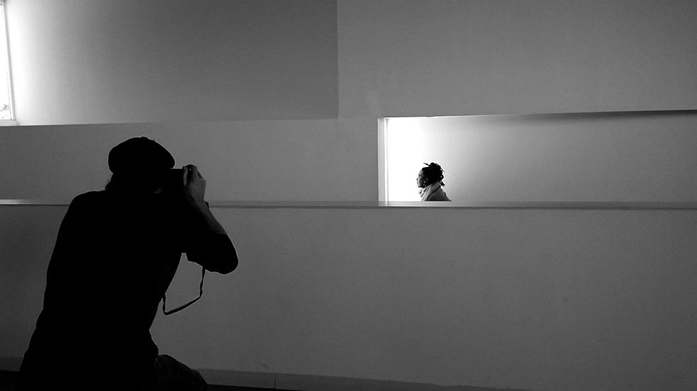 Un autobs simula la emigracin asturiana de Tineo, durante el desfile del Da de Amrica en Asturias.La escultura 'La madre del emigrante', en Gijn