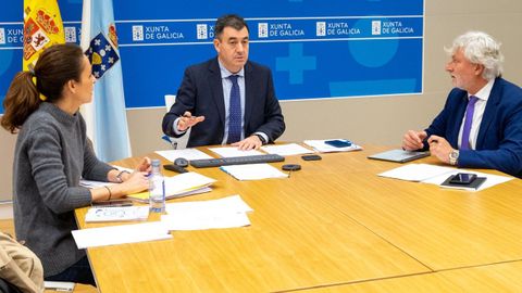 Román Rodríguez, en el centro, con su equipo, asistiendo a la conferencia sectorial por vía telemática