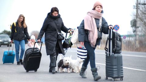 Civiles ucranianos que huyen de la invasión rusa llegan al puesto fronterizo de Beregsurány, en Hungría.