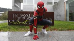 Spiderman sorprende a universitarios en el campus de Ourense