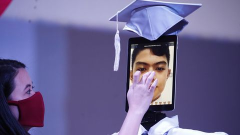 Graduacin en una escuela filipina con la imagen de los alumnos en una tablet que sostiene un sencillo robot