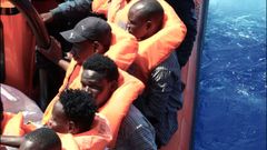 Algunos de los 81 migrantes rescatados este domingo con el barco humanitario Ocean Viking frente a las costas de Libia