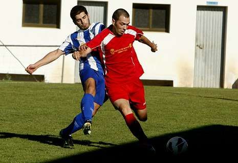 V�ctor, a la derecha, jugador del B�veda, condude el bal�n en el campo Hermanos Somoza.