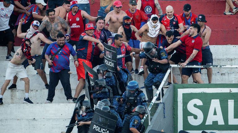 56 heridos y 63 detenidos tras disturbios en el superclásico del fútbol paraguayo