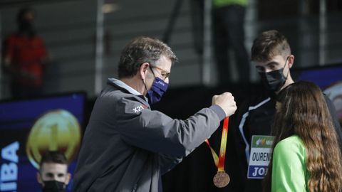 En la imagen, el presidente de la Xunta, Alberto Núñez Feijoo le entrega la medalla al atleta gallego
