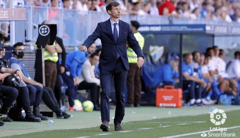 Cuco Ziganda, durante el Mlaga - Real Oviedo en La Rosaleda