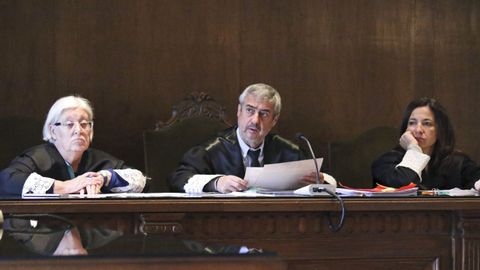 El juicio estuvo presidido por los magistrados de la sección segunda de la Audiencia de Pontevedra