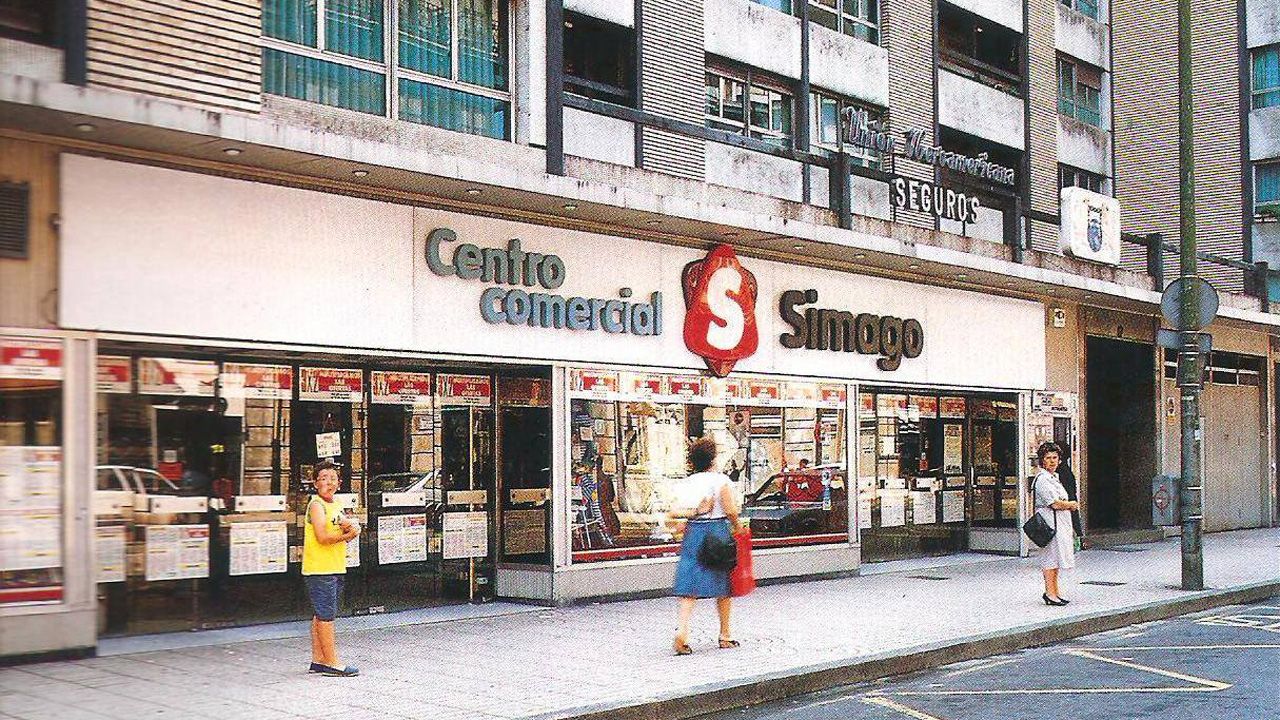 El exitoso bazar Simago en la calle Uría de Oviedo, que vendía desde zapatos y ropa hasta alimentación