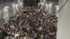 LA IMAGEN DE LA DESESPERACIN. Unas 640 personas hacinadas en el suelo en la bodega de carga de un avin militar de EE.UU., un U.S. Air Force C-17 Globemaster III.