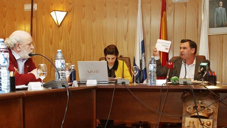 El debate entre al alcalde, Jos� Antonio Garc�a, y el portavoz del PSOE, Claudio Garrido, fue intenso ante un sal�n de plenos con mucha gente