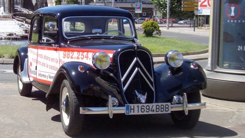 Imagen de archivo de un modelo Citroën 11 del año 1953 parecido al que en 1951 adquirió el Concello de Lugo para poner al servicio de la corporación