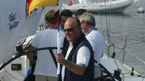 El rey participando en las regatas en Baiona en verano del 2004