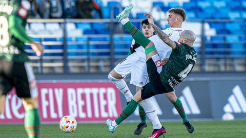 Jon García en una pugna en el choque contra el Castilla.