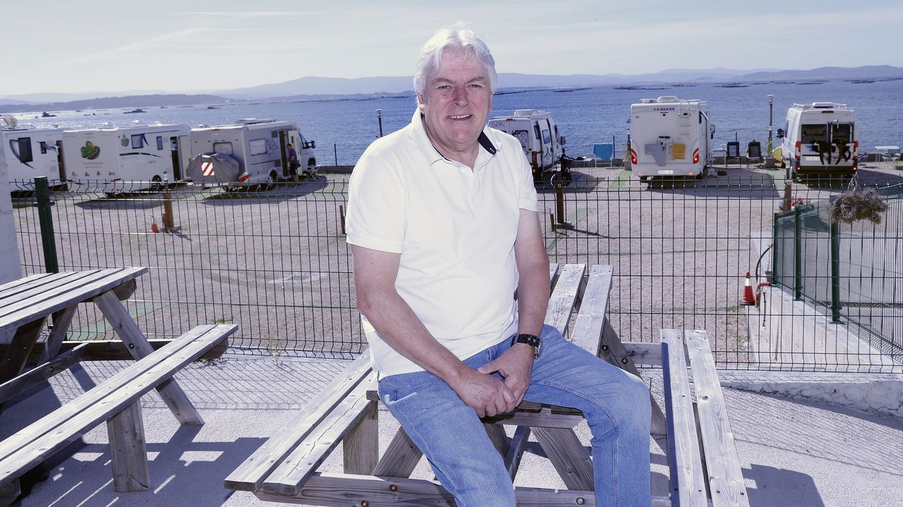 David Esquenazi: �Los propios vecinos narran su historia�.Luis P�rez Paz en su aparcamiento para autocaravanas junto a la playa da Corna, en Palmeira. 