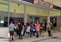 <span lang= es-es >El nico cine desde Viveiro a Avils</span>. Los aficionados al cine de una amplia zona de Asturias tienen como referente las salas de Cinelandia en Ribadeo, a las que acuden semanalmente. 