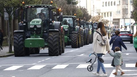 La caravana de trctores, a su paso ante el Parlamento de Galicia en O Hrreo