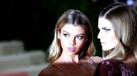 Las modelos Stella Maxwell y Maryna Linchuk.